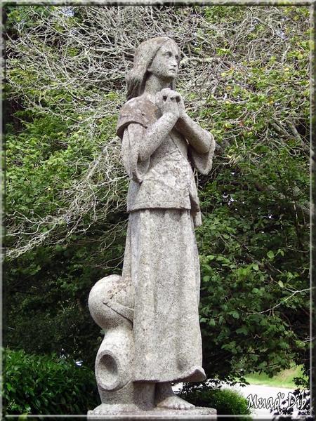 Comme cette jeune fille sur la route de Concarneau (Beuzec-Conq), prions pour tous ceux qui crachent sur l'Eglise catholique !